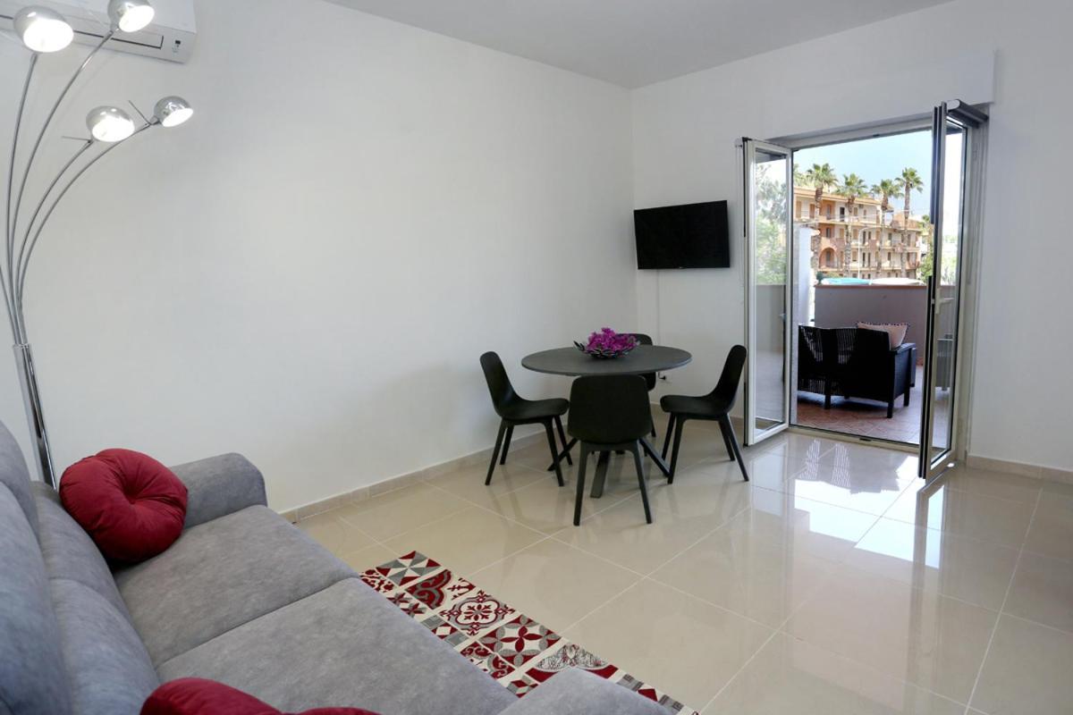 Naxos Sicilian Luxury Apartment จีอาร์ดีนี นักซอส ภายนอก รูปภาพ